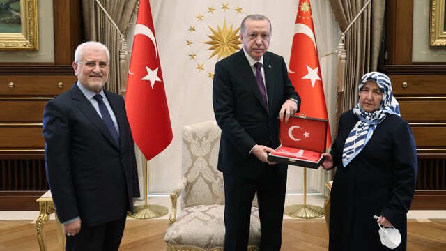 Şehit savcı Kiraz'ın anne ve babasını kabul etti