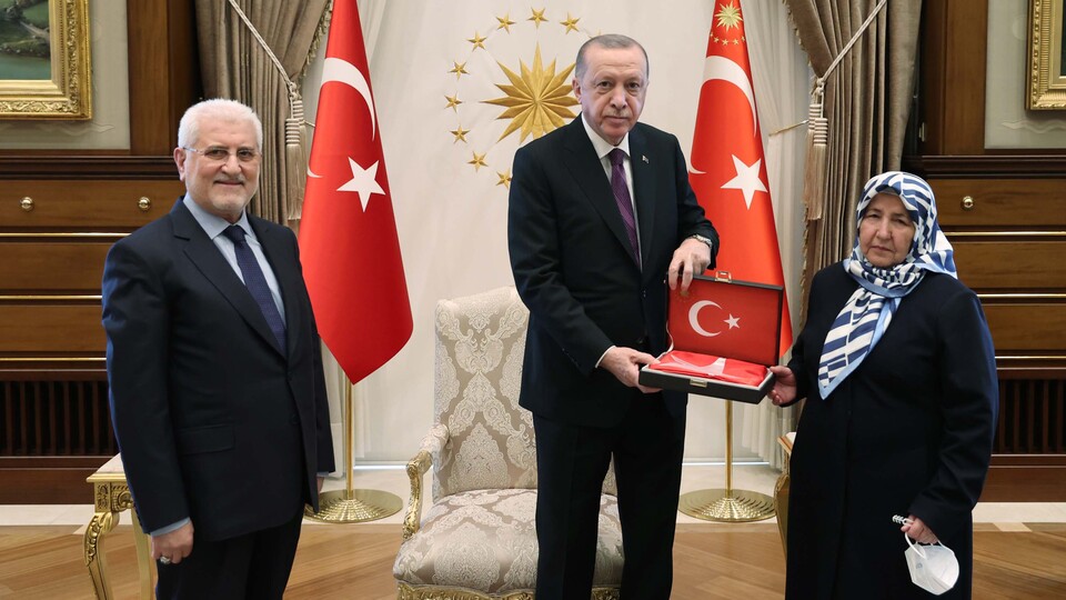 Şehit savcı Kiraz'ın anne ve babasını kabul etti