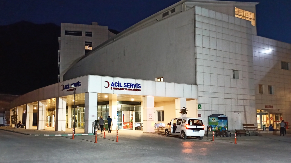 Ambulans ile otomobil çarpıştı: 3 ölü!