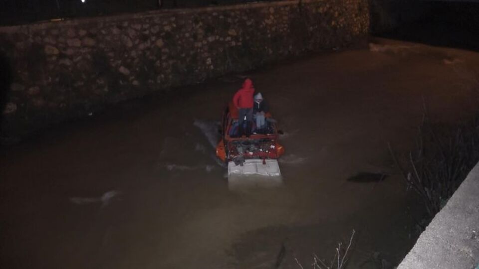 'Dur' ihtarına uymadı, dereye uçtu