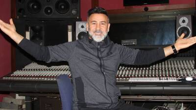 İzzet Yıldızhan'dan 'Dünyadan Uzak'