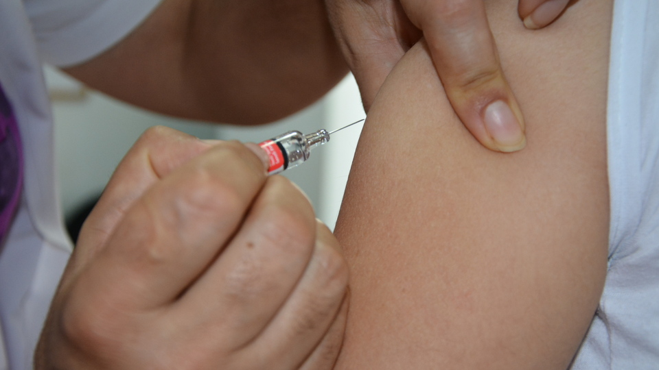 "Sağlık çalışanlarının aileleri de aşılanmalı"