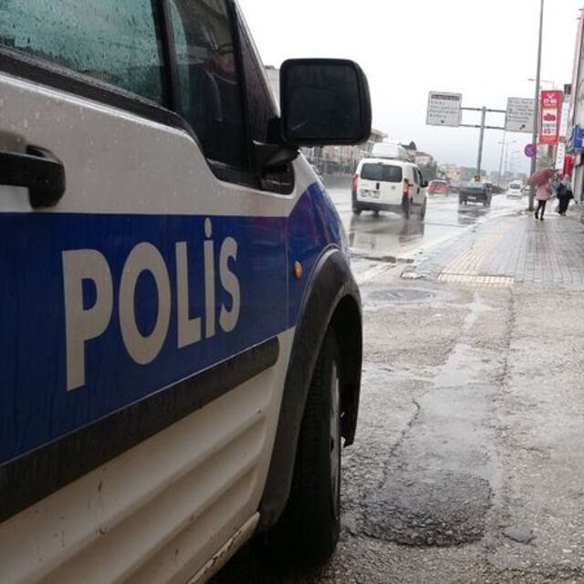 Kardeşini sokak ortasında bıçakladı