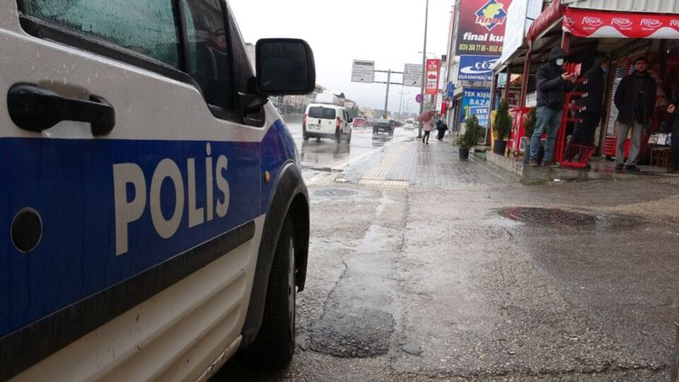 Kardeşini sokak ortasında bıçakladı