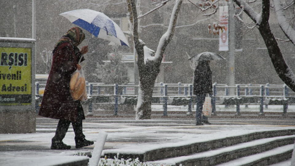 İki bölgede sağanak, iki bölgede kar var