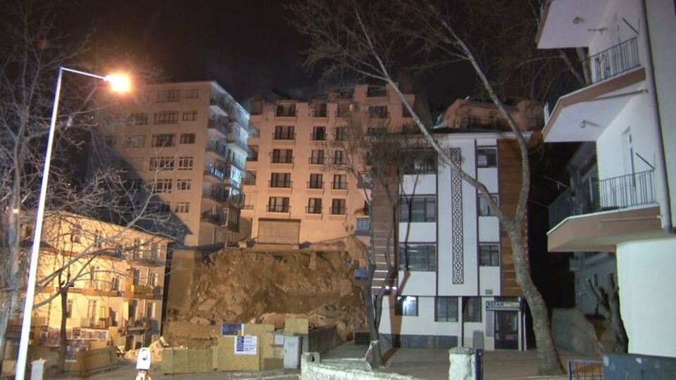 Açelya apartmanının çatısı çöktü!