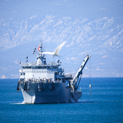 İzmir Foça'da düşen eğitim uçağının enkazı denizden çıkarıldı