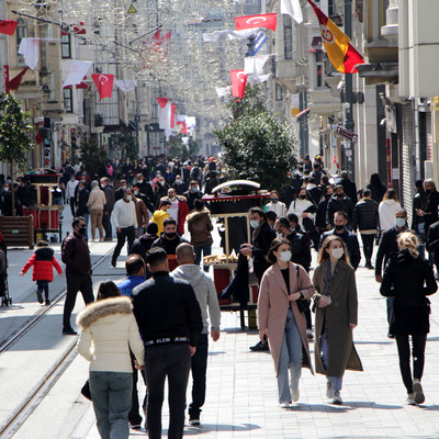 Caddeler ve sahiller turistlere kaldı