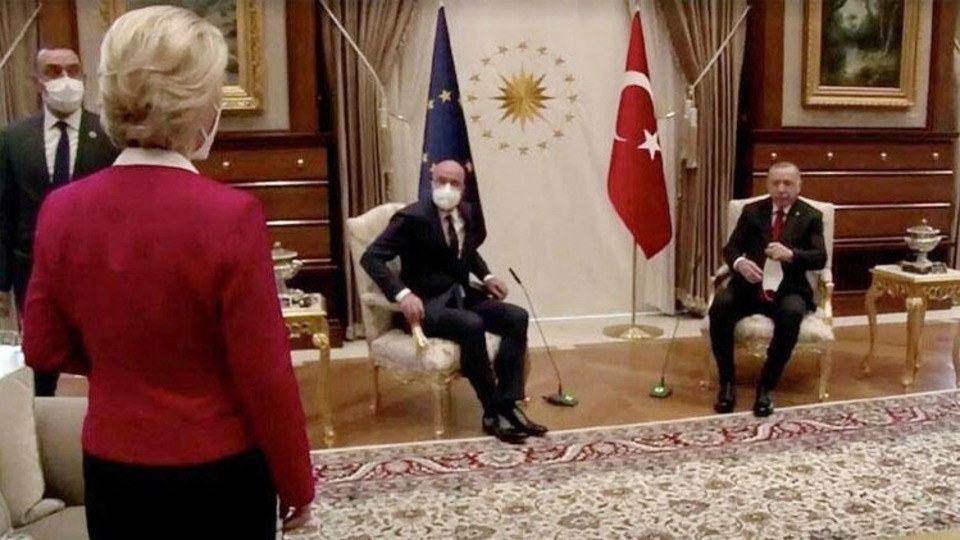 AB Konseyi Başkanı Michel'in istifası için kadın derneklerinden imza kampanyası