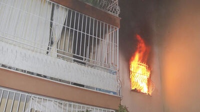 Yaşlı adamı yangından komşusu kurtardı