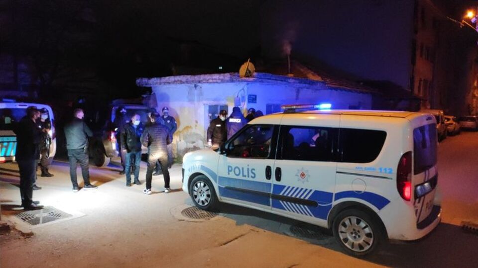 Uyuşturucuyu çatıya atıp kaçmaya çalıştılar