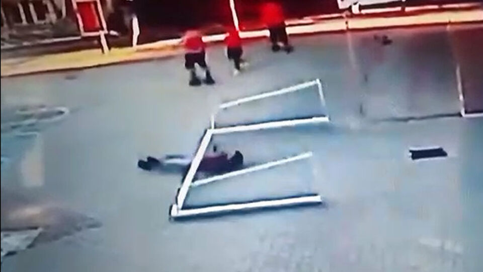 Bu kaçıncı? Kale direğinin altında kaldı!