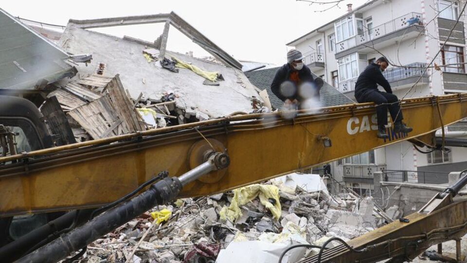 Açelya Apartmanı yıkılırken, çökme oluştu