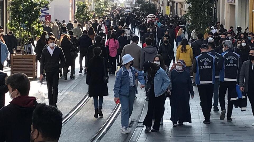 İstiklal Caddesi tıklım tıklım!