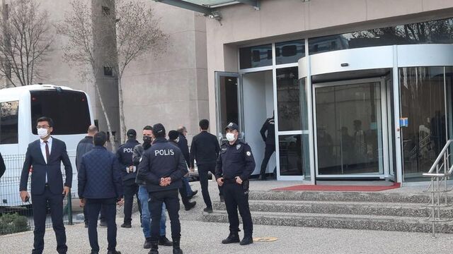 Emekli amiraller adli kontrol şartıyla serbest
