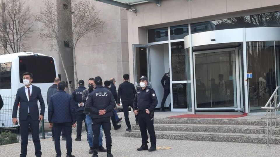 Emekli amiraller adli kontrol şartıyla serbest