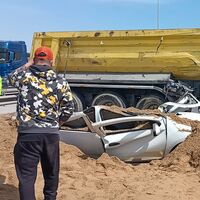 Hafriyat kamyonu aracın üstüne devrildi!