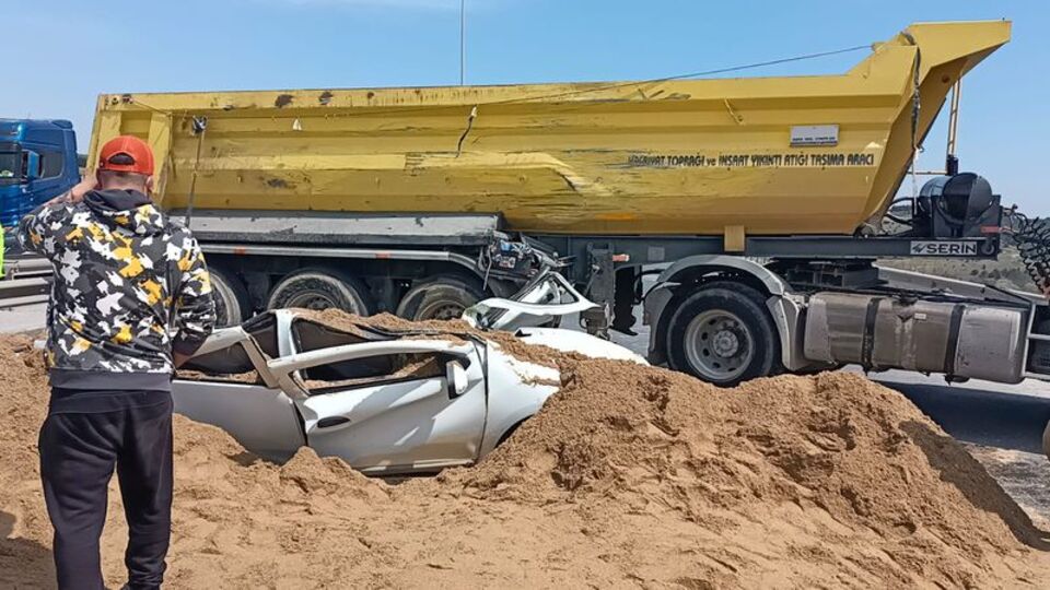 Hafriyat kamyonu aracın üstüne devrildi!