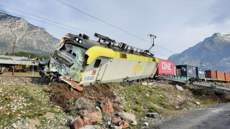 Adana'da yük treni raydan çıktı!