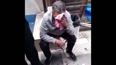 Kadın fark etti, mahalleli darbetti!