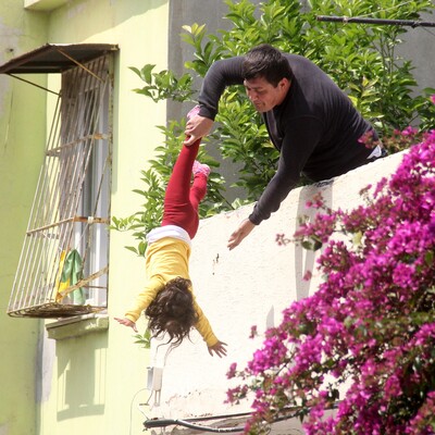 4 yaşındaki çocuğunu aşağı atmakla tehdit etti!