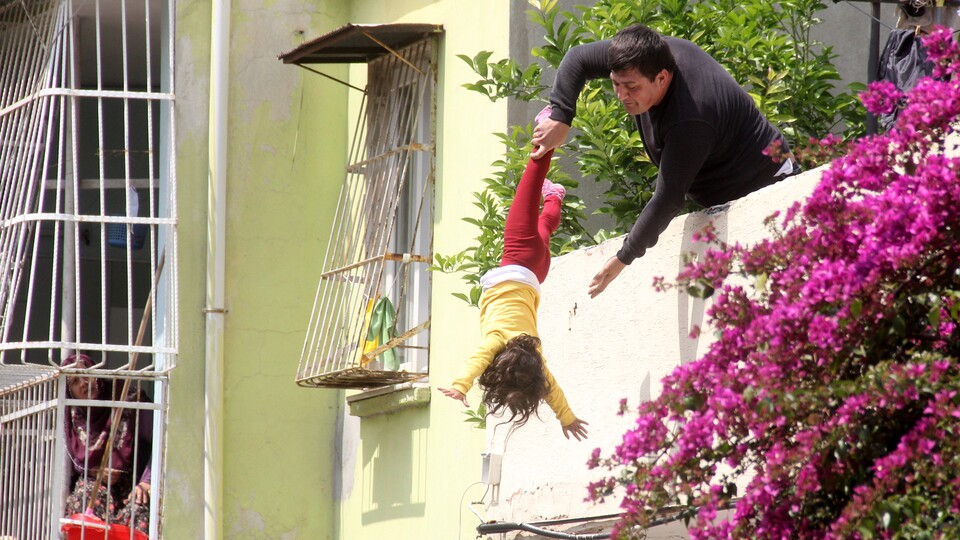 4 yaşındaki çocuğunu aşağı atmakla tehdit etti!