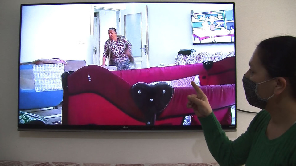 Bakıcı şiddeti kamerada!