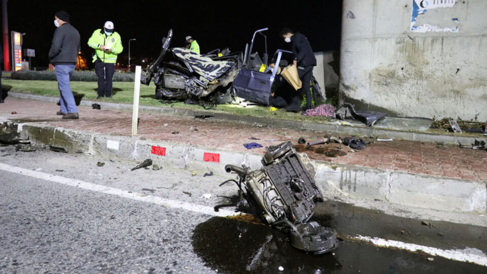 Kaza yapan otomobilin motoru yola fırladı: 1 ölü, 2 yaralı