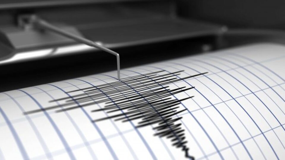 İzmir açıklarında 3,9 büyüklüğünde deprem