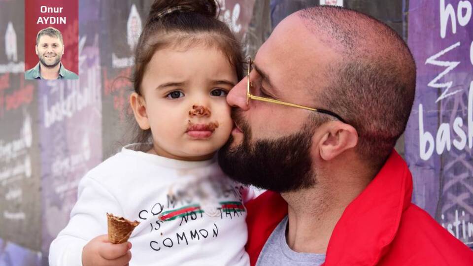 Kızını öpmeye doyamadı