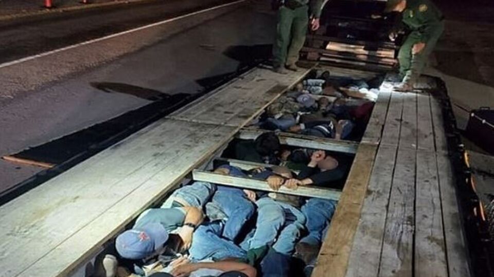 ABD-Meksika sınırında dram: TIR'ın gizli bölmesinden çıktılar!