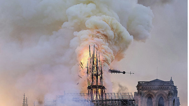 Macron'dan Notre Dame Katedrali'ne yangından sonra ilk ziyaret