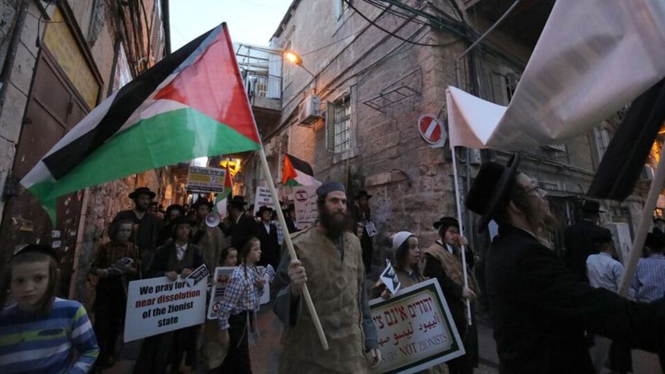 Ultra Ortodoks Yahudiler Filistin bayrağı açtı