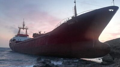 Bozcaada'da kargo gemisi karaya oturdu