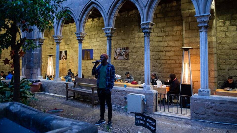 Barselona'da bir ilk! Kilise avlusunda iftar