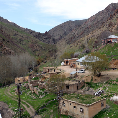Uğursuzluk dedikoduları terk ettirdi... İki aile kaldılar!