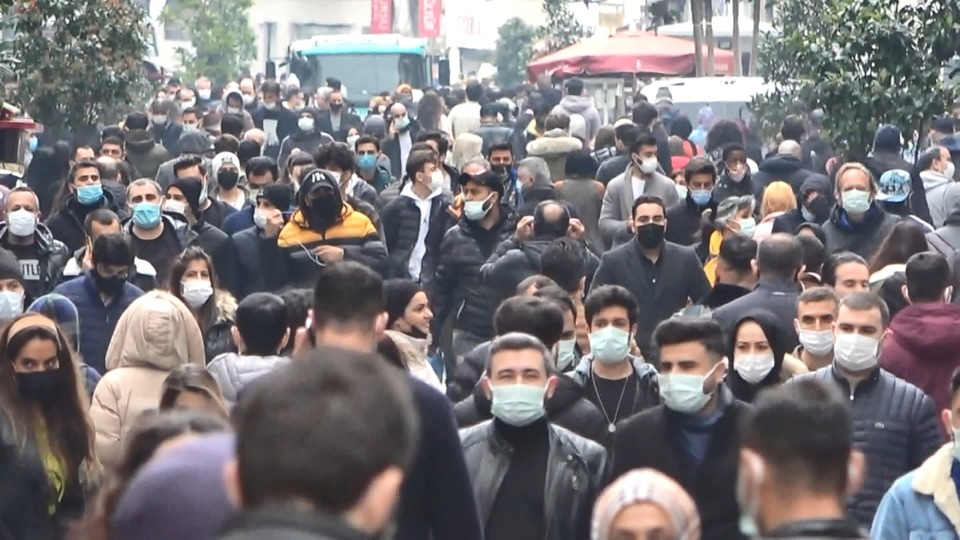 Koronavirüs salgınında yeni vaka sayısı 63 bin 82