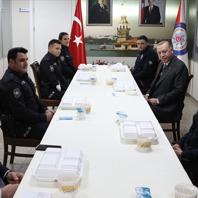Cumhurbaşkanı Erdoğan, Çengelköy Polis Merkezi'nde iftar yaptı
