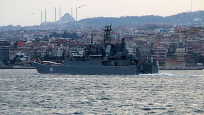 Rus savaş gemileri İstanbul Boğazı'ndan geçti!