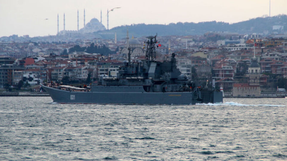 Rus savaş gemileri İstanbul Boğazı'ndan geçti!