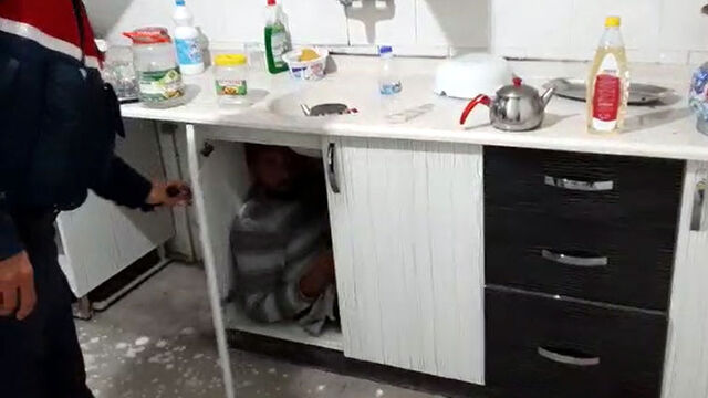 Kumar baskınında mutfak dolabının içinden çıktı