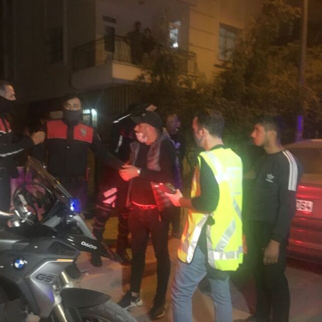 Antalya'da hareketli gece! Mahalleli sokakta