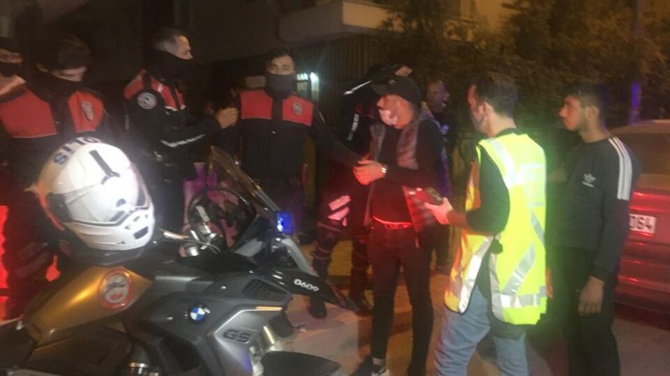 Antalya'da hareketli gece! Mahalleli sokakta