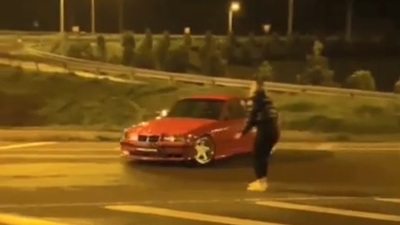 Kız arkadaşının etrafında drift yaptı!