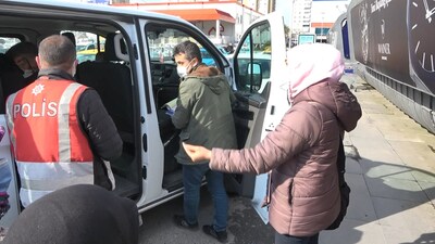 Cipiyle çorap satmaya gidiyor