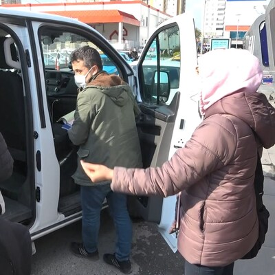 Cipiyle çorap satmaya gidiyor