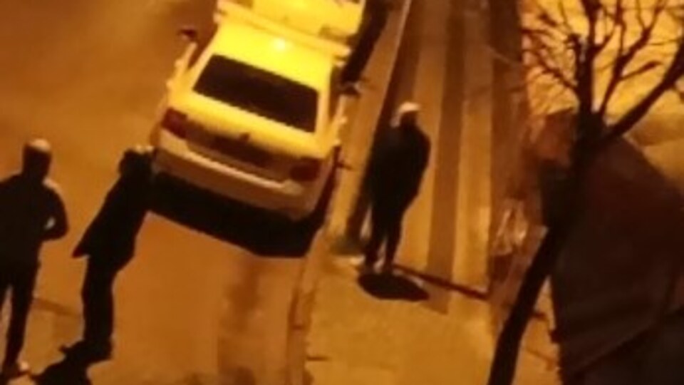 Kadına şiddeti film gibi izlediler!