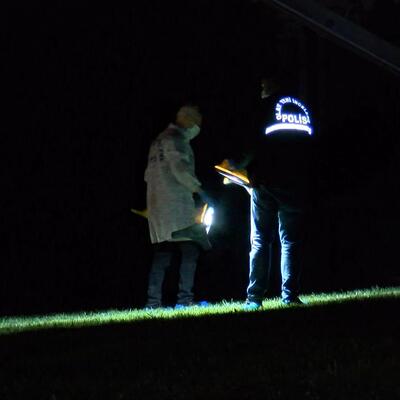 Kız kardeşini boğazından bıçakladı!