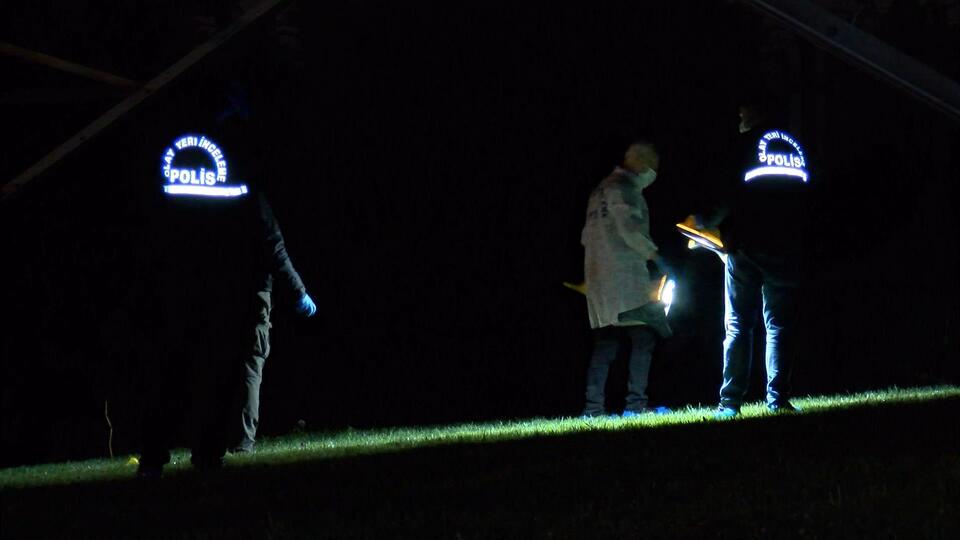 Kız kardeşini boğazından bıçakladı!