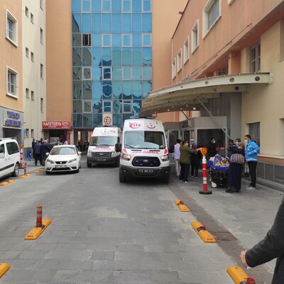 Hemşirenin parmaklarını kırdılar!